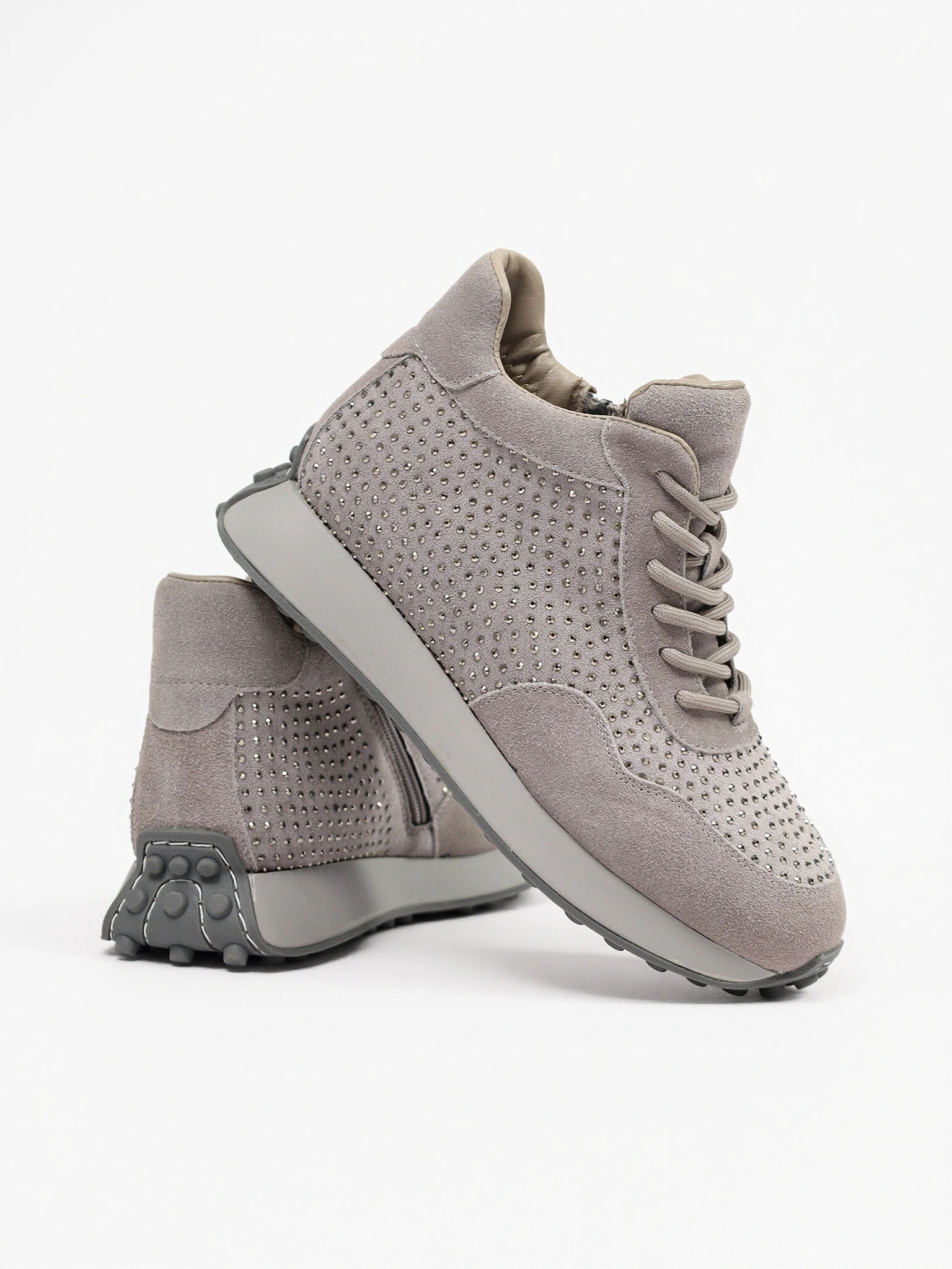 Кроссовки серого цвета со стразами на низкой подошве